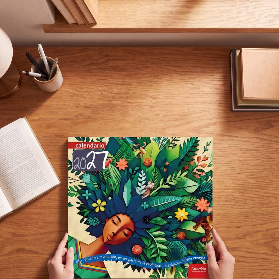 Planeador de arte sobre un escritorio, de la familia de papelería y objetos