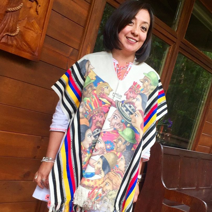 Poncho artesanal ilustrado, de la familia de textiles y accesorios