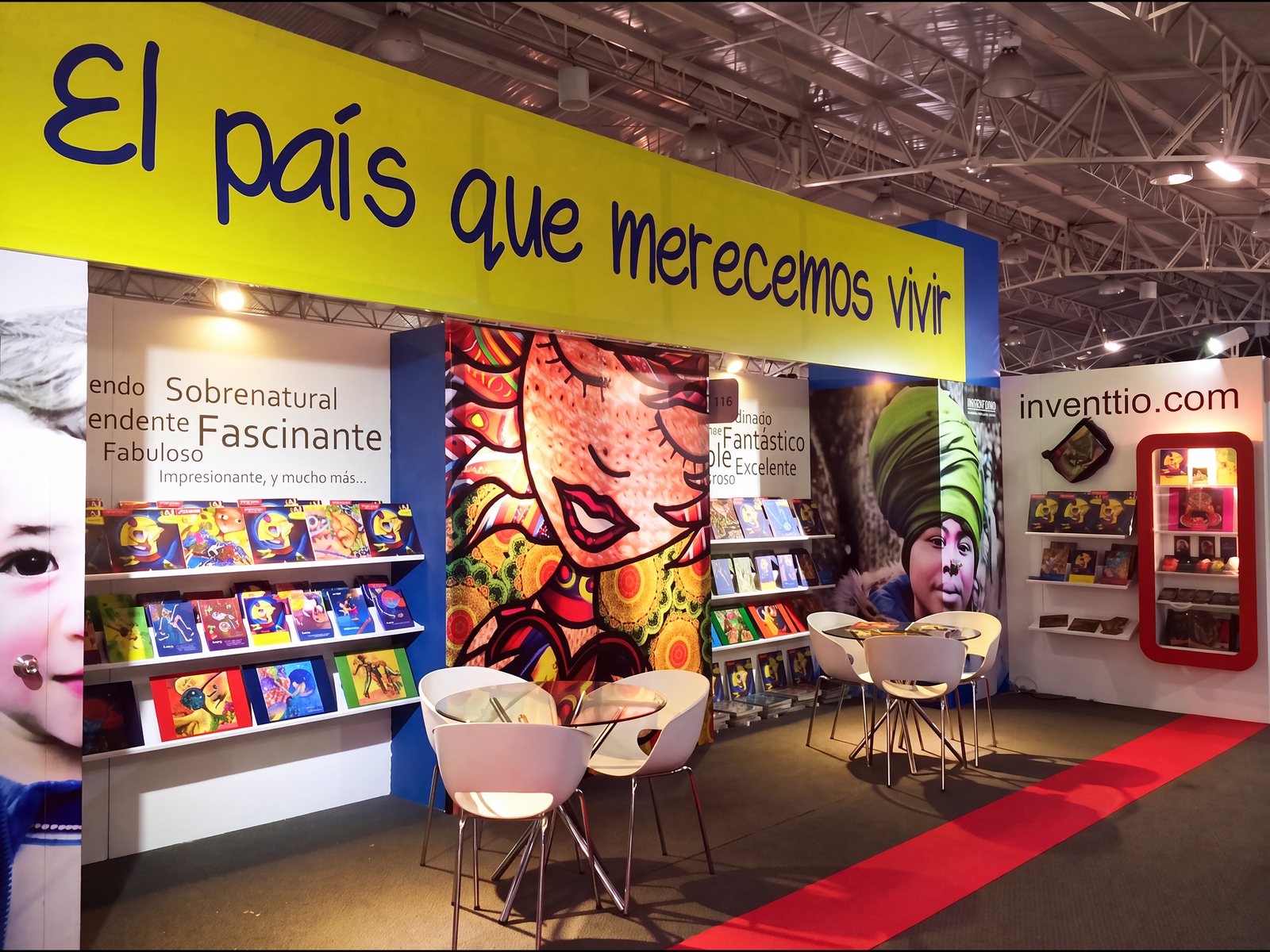 Stand en la Feria del Libro de Bogotá bajo la frase «El país que merecemos vivir», con calendarios y publicaciones ilustradas en los estantes