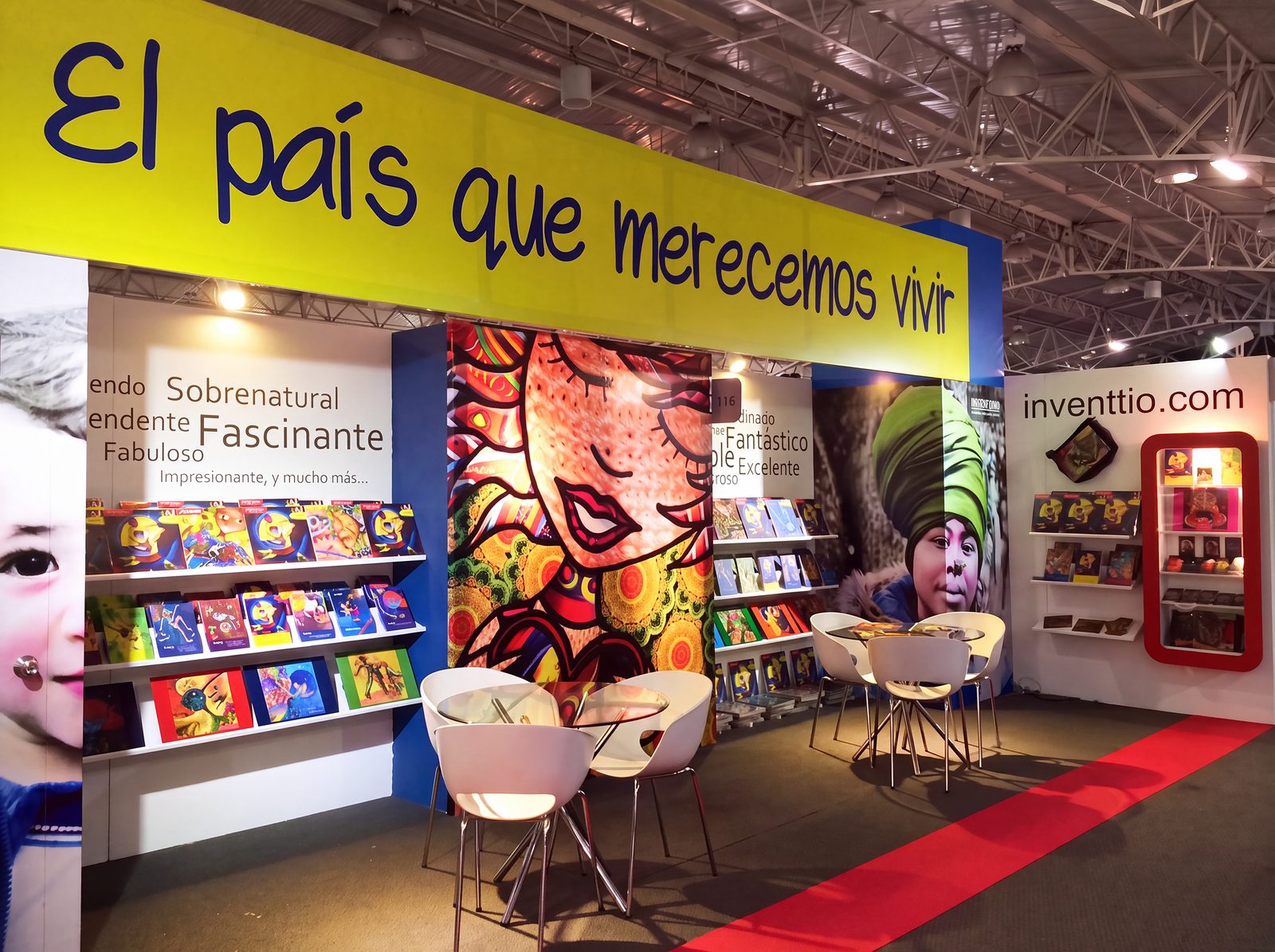 Stand de Colombia, un país con sentido en la Feria del Libro de Bogotá, bajo el letrero «El país que merecemos vivir»
