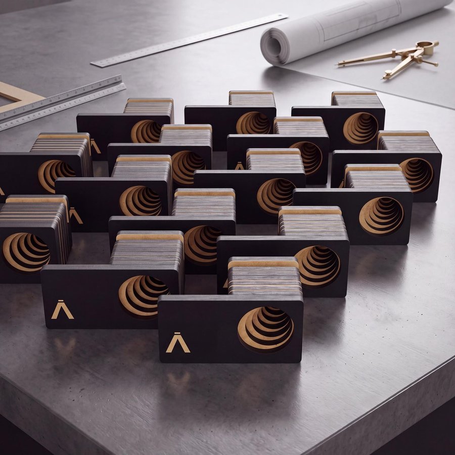 Amplificadores de madera para celular con el logo de una empresa grabado