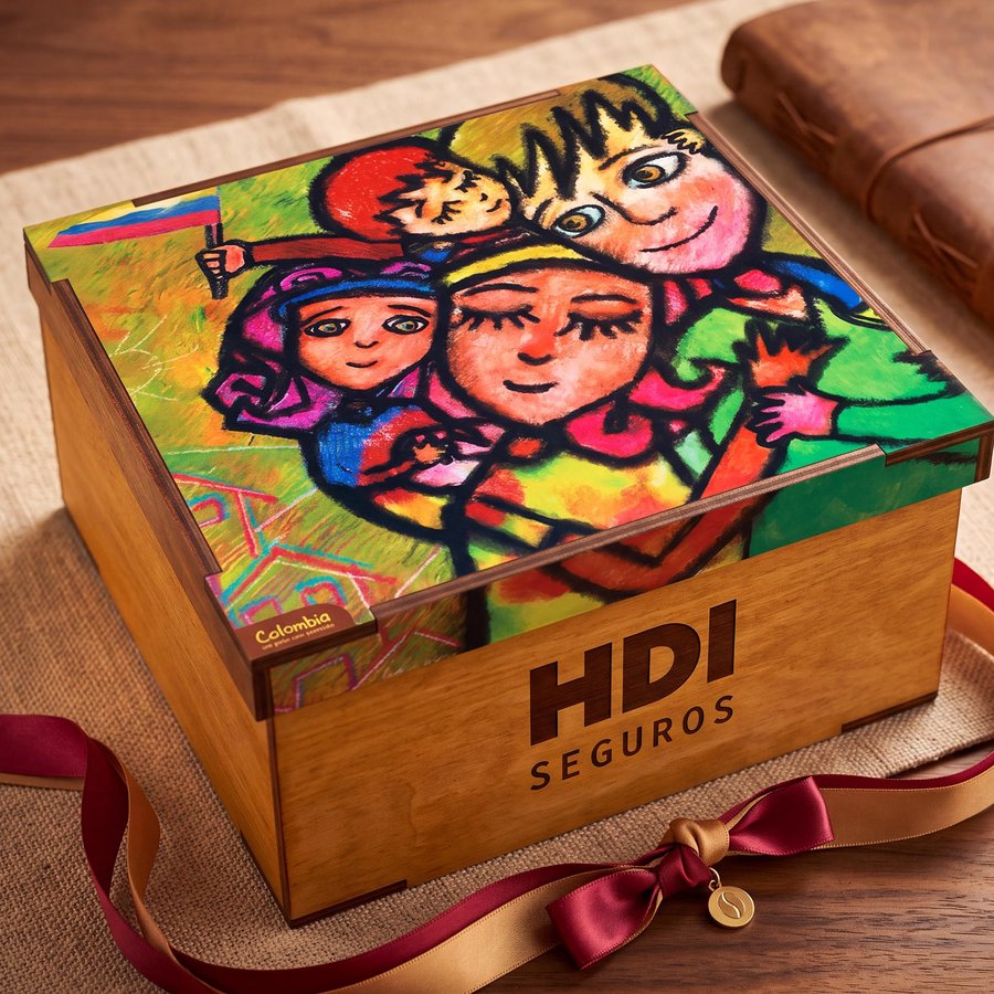 Caja de madera con una familia ilustrada en la tapa y la marca de la empresa grabada al frente, atada con una cinta
