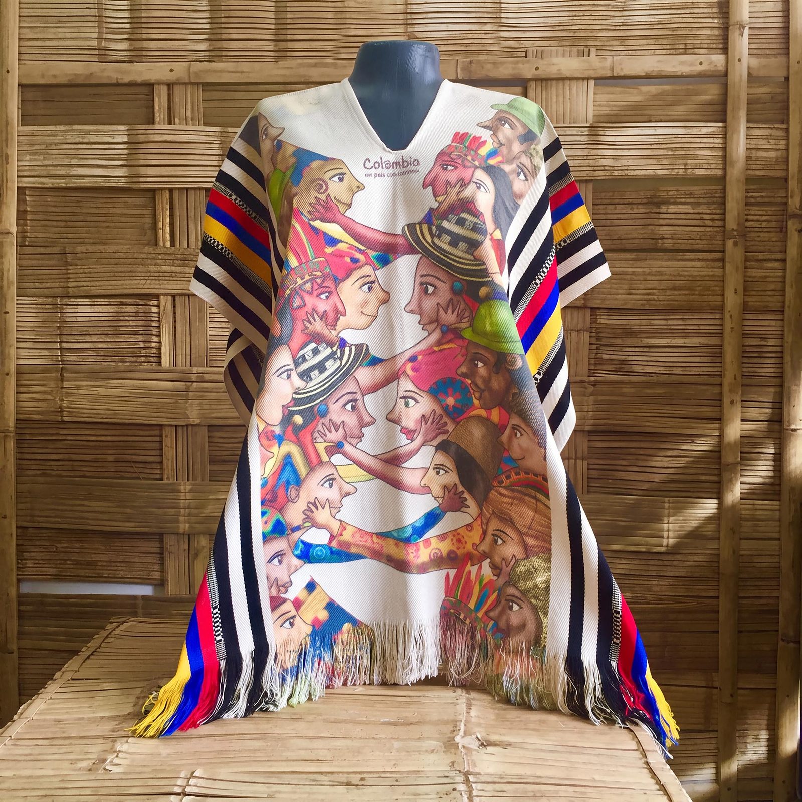 El poncho extendido, con la ilustración completa y las franjas de los bordes a la vista